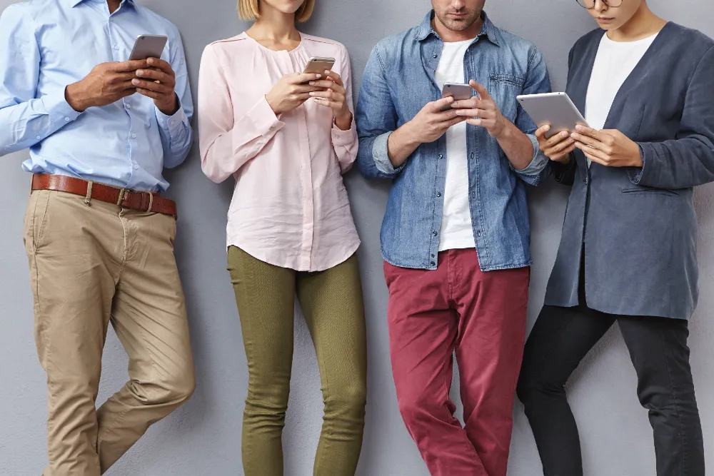 スマホを使う人々